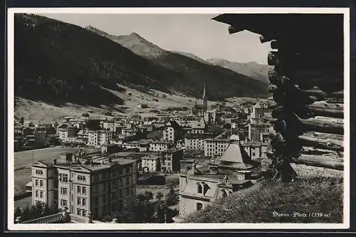 AK Davos, Platz, Ortsansicht mit Bergpanorama von einer Holzhütte aus