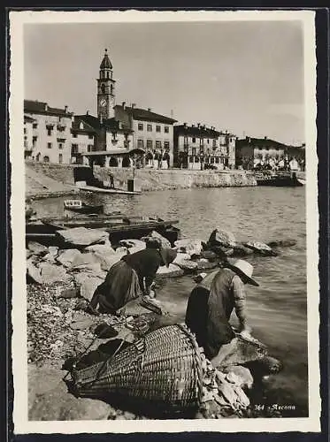 AK Ascona, Frauen beim Wäschewaschen an der Küste