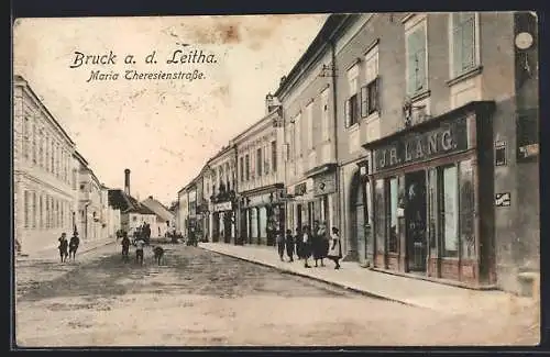 AK Bruck a. d. Leitha, Geschäft J. R. Lang in der Maria Theresienstrasse