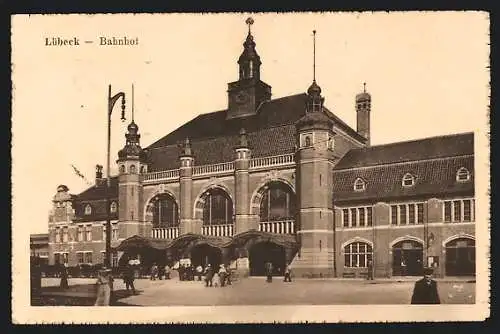 AK Lübeck, Leute vor dem Bahnhof