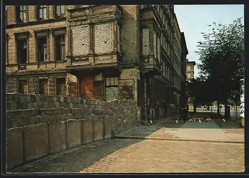 AK Berlin, Bernauer Strasse mit Berliner Mauer als Grenze