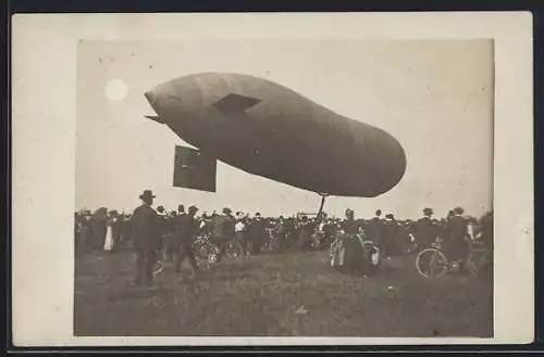 Foto-AK Zeppelin auf dem Landungsplatz