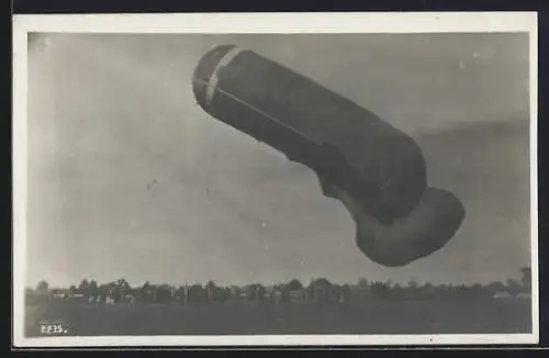 Foto-AK Fesselballon über einem Flugplatz