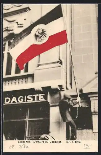 AK Lausanne, L`affaire du Consulat 27.1.1916, Demonstration vor deutschem Konsulat, Entfernen der Flagge