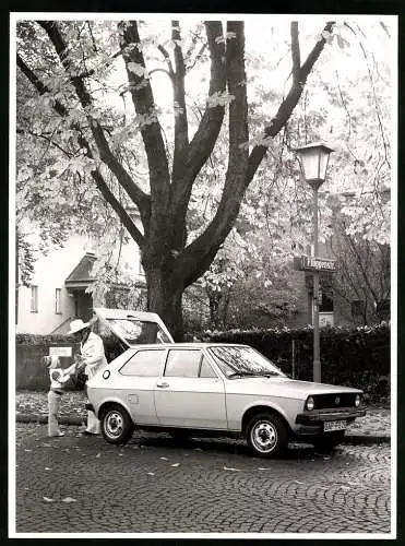 Fotografie unbekannter Fotograf, Ansicht München, Auto Volkswagen VW Polo 86C in der Flüggenstrasse, Werkfoto