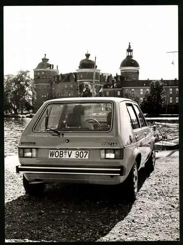 Fotografie Auto Volkswagen VW Golf I LD, PKW vor Wasserschloss, Werkfoto