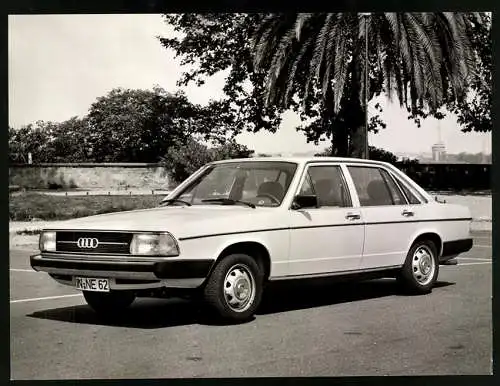 Fotografie Auto Audi 100, Limousine mit Kennzeichen Ingolstadt, Werkfoto