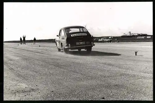 Fotografie Auto VW 1600 TL, PKW beim Slalompakour, Fahrzeug im Hobby Testvergleich