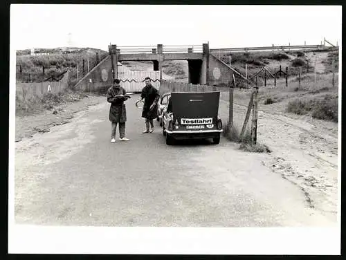 Fotografie Auto NSU Wankel Spider vs. Leyland Triumph Spitfire Roadster, Sportwagen an der Rennstrecke von Zandvoort