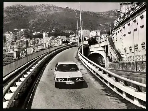 Fotografie unbekannter Fotograf, Ansicht Monaco - Monte Carlo, Auto BMW 733 i, Limousine vor Stadtpanorama