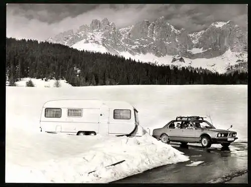 Fotografie Auto BMW 733 i, Limousine als Zugfahrzeug für einen grossen Wohnwagen, Werkfoto