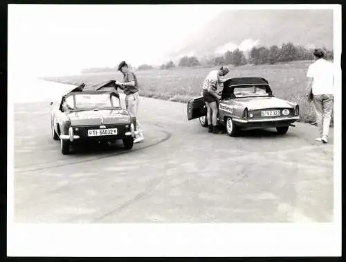 Fotografie Auto Leyland Triumph Spitfire Roadster vs. NSU Wankel Spider vor Dragrennen auf einem Flughafen