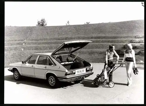 Fotografie Auto Audi 100 Avant, Paar mit Golf-Ausrüstung nebst PKW, Werkfoto