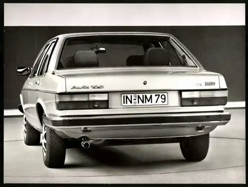 Fotografie Auto Audi 100 GL 5E, Limousine mit 5-Zylinder Einspritzer-Motor, Werkfoto