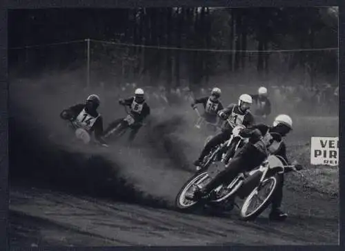 Fotografie Motorsport, Speedway - Motorradrennen, Rennmotorrad Startnummer 2 kurz nach dem Rennstart