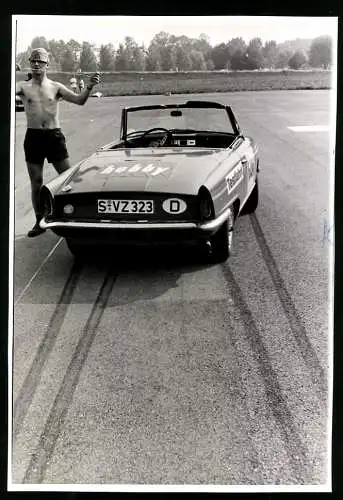 Fotografie Auto NSU Wankel Spider im Hobby Testfahrt Vergleich mit Leyland Triumph Spitfire Roadster