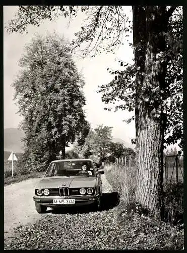 Fotografie Auto BMW 520, Limousine mit Kennzeichen München, Werkfoto