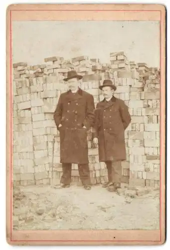 2 Fotografien unbekannter Fotograf, Ansicht Danzig - Gdansk, Herren vor Ziegelsteinen, Damen bei der Strauchmühle 1902