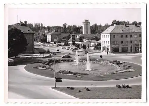 10 Fotografien unbekannter Fotograf, Ansicht St. Pölten, Wohn - und Geschäftshäuser im Bauhaus-Stil, Platz mit Wasserspi