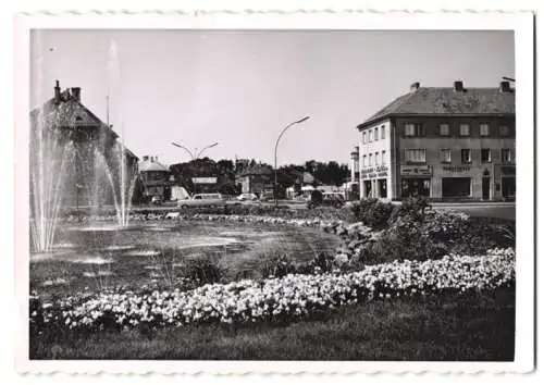 10 Fotografien unbekannter Fotograf, Ansicht St. Pölten, Wohn - und Geschäftshäuser im Bauhaus-Stil, Platz mit Wasserspi