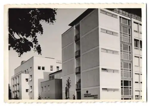 10 Fotografien unbekannter Fotograf, Ansicht St. Pölten, Wohn - und Geschäftshäuser im Bauhaus-Stil, Platz mit Wasserspi