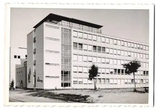 10 Fotografien unbekannter Fotograf, Ansicht St. Pölten, Wohn - und Geschäftshäuser im Bauhaus-Stil, Platz mit Wasserspi