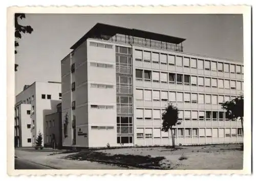 10 Fotografien unbekannter Fotograf, Ansicht St. Pölten, Wohn - und Geschäftshäuser im Bauhaus-Stil, Platz mit Wasserspi