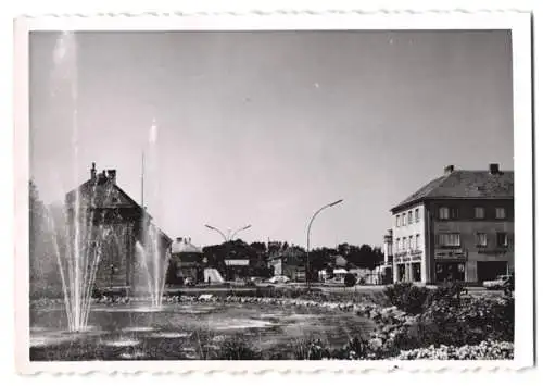 10 Fotografien unbekannter Fotograf, Ansicht St. Pölten, Wohn - und Geschäftshäuser im Bauhaus-Stil, Platz mit Wasserspi