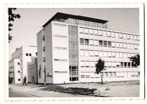 10 Fotografien unbekannter Fotograf, Ansicht St. Pölten, Wohn - und Geschäftshäuser im Bauhaus-Stil, Platz mit Wasserspi