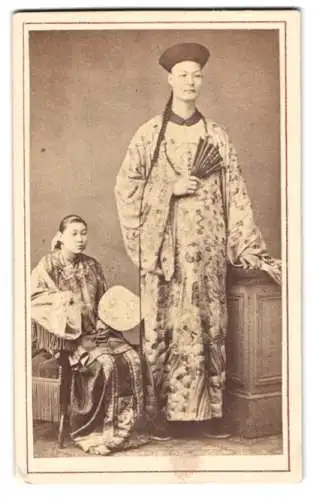 Fotografie Leopold Dubois, Paris, 30 Rue du Faubourg, China - Riese: Chang Woo Gow & Gattin Kin Foo, Chinesen in Tracht