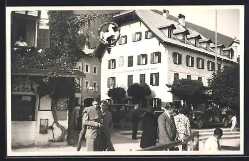 AK St. Wolfgang am Wolfgangsee, Strassenpartie mit Gasthaus