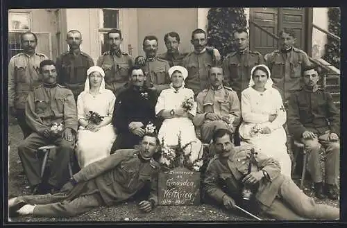 Foto-AK Gmunden, Soldaten und Krankenschwestern, Gruppenfoto vor einem Gebäude, mit Violine, 1. Weltkrieg