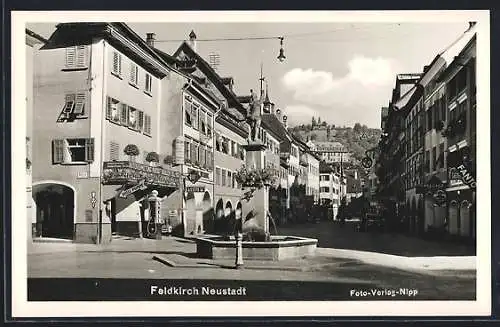 AK Feldkirch, Strassenpartie mit Brunnen und Shell-Tankstelle