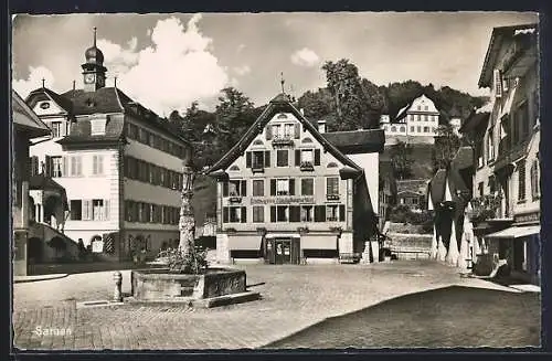 AK Sarnen, Dorfplatz mit Brunnen