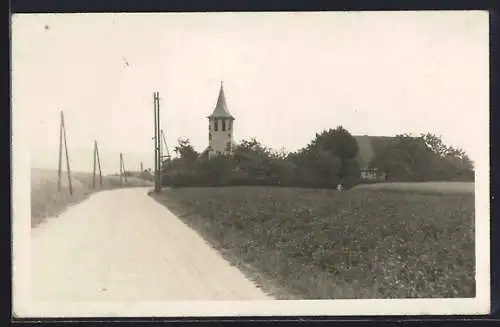 Foto-AK Schwenningdorf, Landstrasse mit Blick zur Kirche