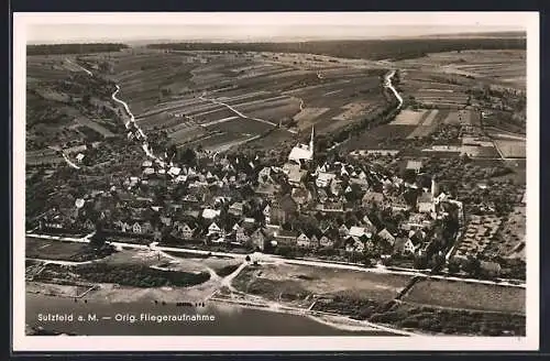 AK Sulzfeld / Main, Gesamtansicht des Ortes am Mainufer, Fliegeraufnahme