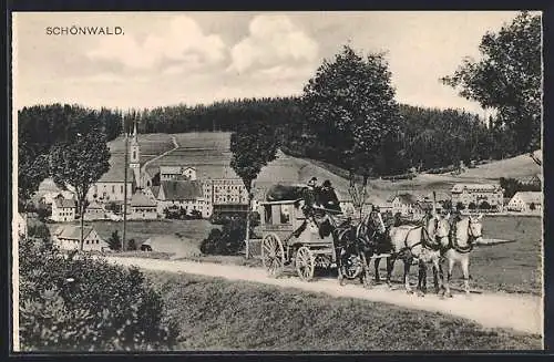 AK Schönwald / Baden, Pferdekutsche vor der Ortschaft