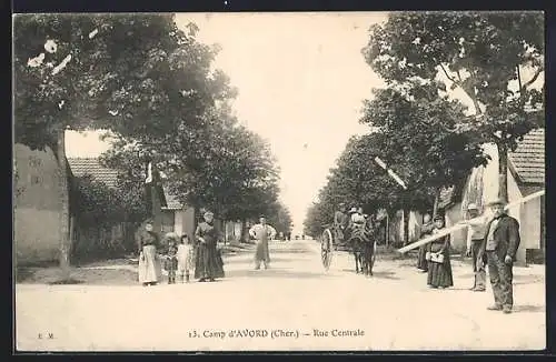 AK Avord, Rue Centrale avec habitants et charrette