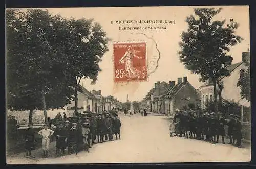 AK Bruère-Allichamps, Entrée route de St-Amand avec enfants sur la route