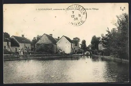 AK Le Coudray, Entrée du village avec étang et maisons au bord de l`eau