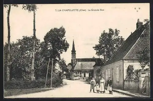 AK La Chapelle-Lotte, la Grande Rue avec église et passants