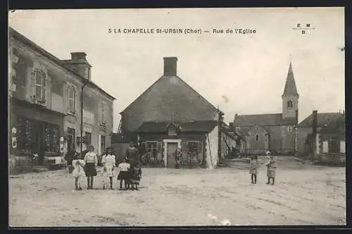 AK La Chapelle St-Ursin, Rue de l`Église avec enfants et église en arrière-plan