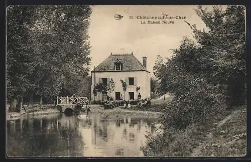 AK Châteauneuf-sur-Cher, La Maison Neuve et le pont sur la rivière