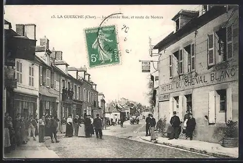 AK La Guerche, La Grande Rue et route de Nevers avec l`Hôtel du Cheval Blanc