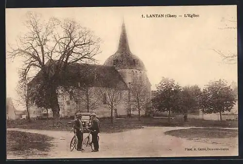 AK Lantan, Vue de l`église avec deux hommes devant