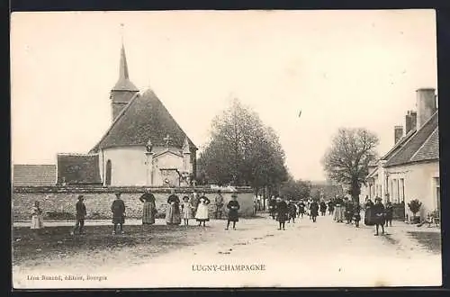 AK Lugny-Champagne, Vue de l`église et des villageois sur la rue principale