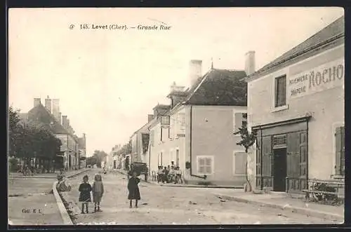 AK Levet, Grande Rue animée avec enfants et bâtiments commerciaux