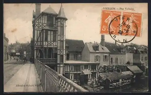 AK Vierzon, Rue Voltaire avec maisons à colombages et pont