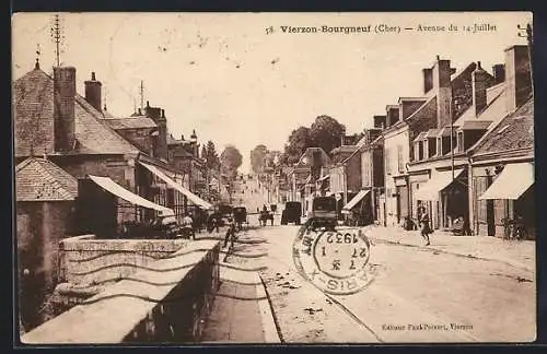 AK Vierzon-Bourgneuf, Avenue du 14-juillet avec tramway et passants