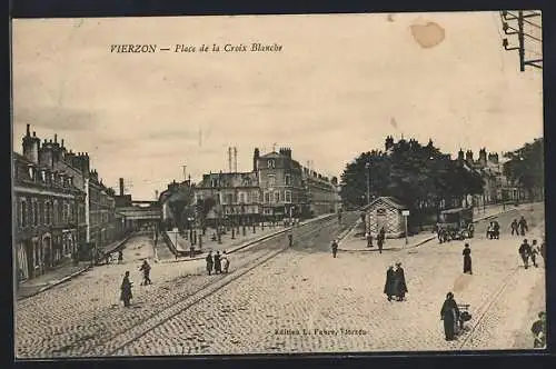 AK Vierzon, Place de la Croix Blanche avec passants et bâtiments historiques